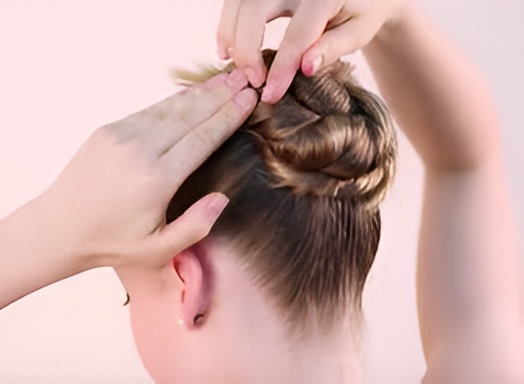 রাতে চুল বেঁধে ঘুমাবেন নাকি খোলা রাখবেন? জানুন বিশেষজ্ঞদের পরামর্শ