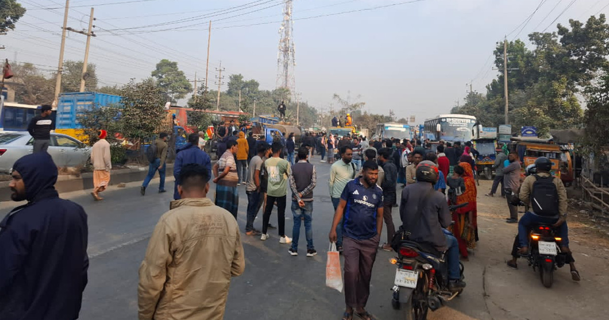 ঢাকা-ময়মনসিংহ মহাসড়ক অবরোধ: অটোরিকশা চালকদের বিক্ষোভে যানজট
