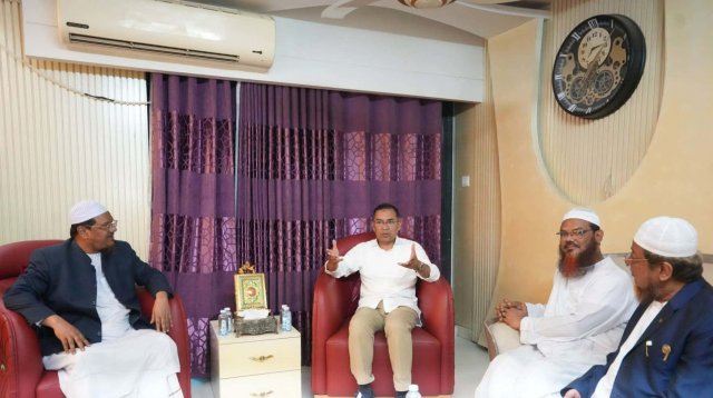 চরমোনাই পীরের বাসায় তারেক রহমান