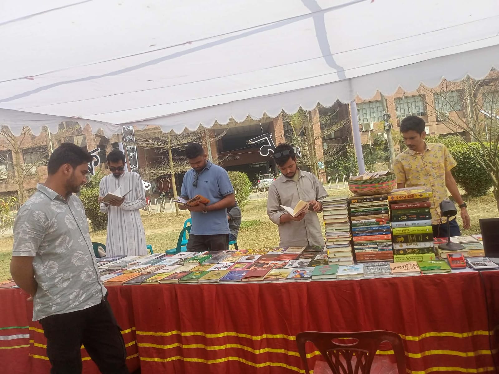 জাবিতে মাতৃভাষা দিবস উপলক্ষে বিবর্তন সংসদ কর্তৃক বইমেলা ও কবিতা পাঠের আয়োজন