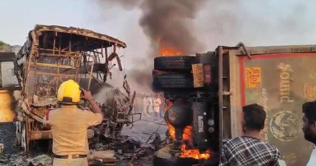 বাস ও লরির মধ্যে ভয়াবহ সংঘর্ষ, ঝলসে ১২ জনের মৃত্যু